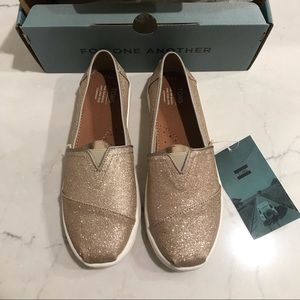 TOMS - BNWT Gold Glimmer Size 3.5Y